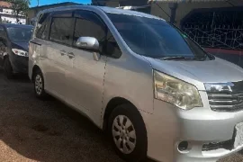 Toyota Noah 2013